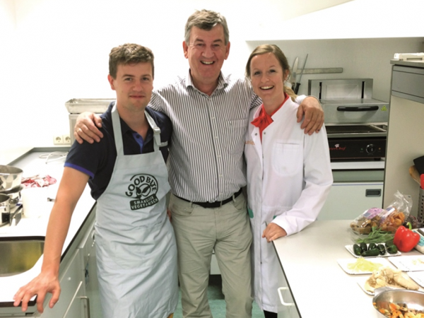 Eigenaar Henk Schouten, hier met zijn kinderen Wouter en Rhodé, bracht GoodBite twintig jaar geleden op de markt