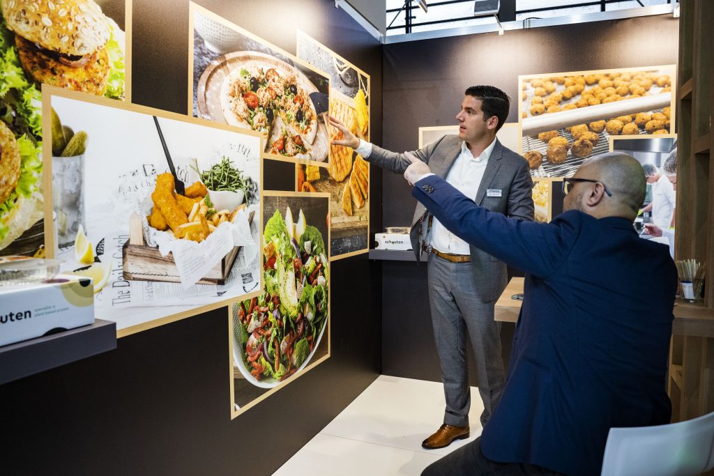 Bezoekers in gesprek over plant-based productconcepten op de stand van Schouten Europe tijdens PLMA 2026