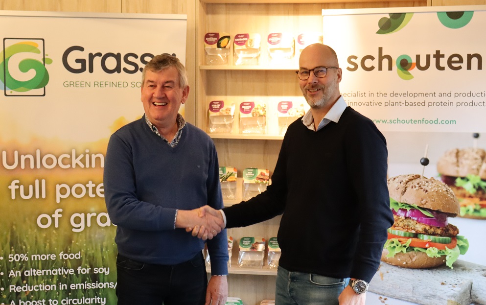 Henk Schouten (links) en Rieks Smook (Grassa) beklinken de samenwerking met een handdruk