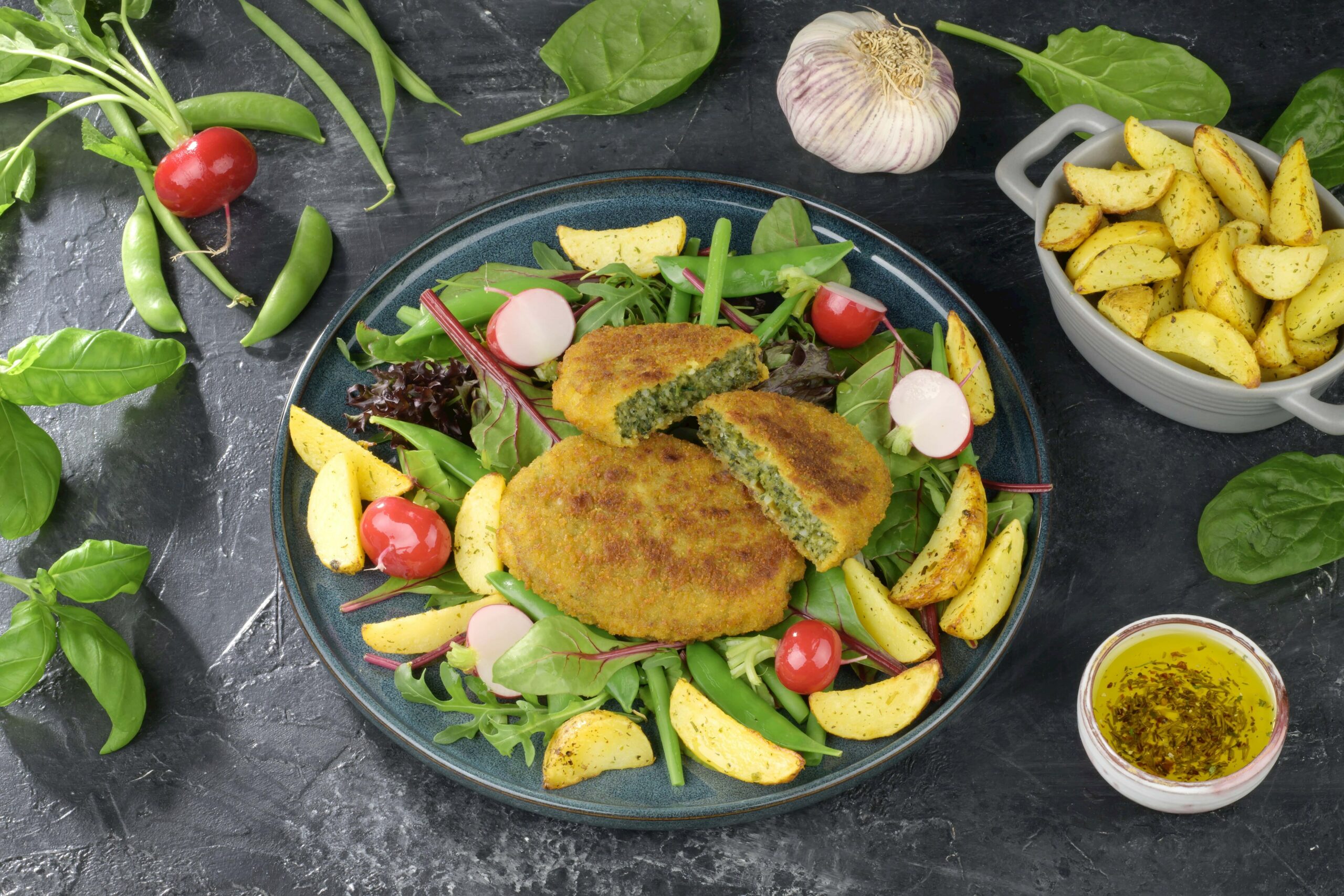 Voorgegaarde vegetarische patty op basis van spinazie en 13% kaas met toegevoegd ijzer en vitamine B12. Diepvries.