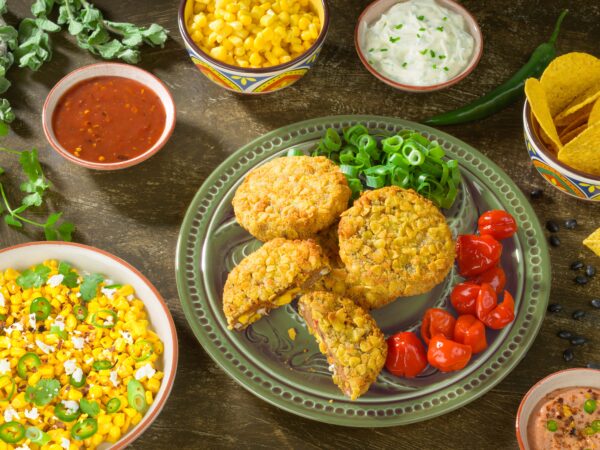 Proef de Mexicaanse sfeer met onze Vegan Mexicaanse Burger van Schouten: krokant, rijk gevuld met maïs en bonen, en perfect voor Tex-Mex gerechten. 100% plantaardig en vol smaak!