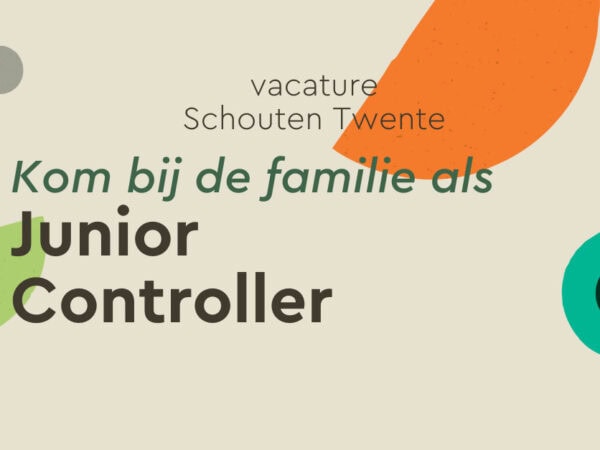 Visuele vacaturebanner van Schouten Twente met de tekst: “Kom bij de familie als Junior Controller”. Vrolijk ontwerp met abstracte vormen in groen, oranje en grijs.