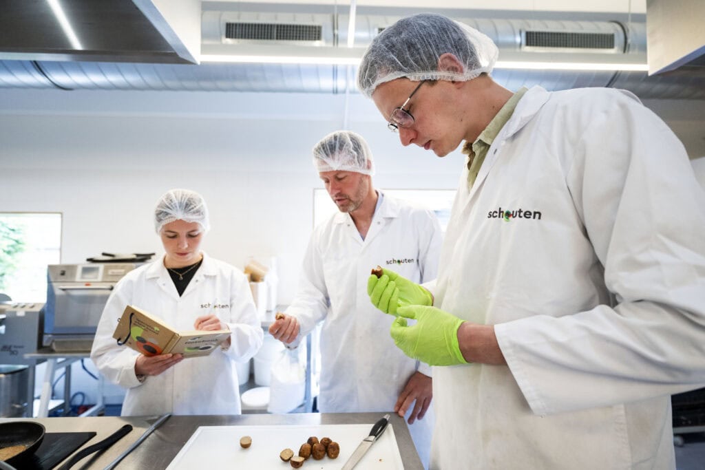 R&D manager Ruben Molenaar (rechts) in de proefkeuken van Schouten