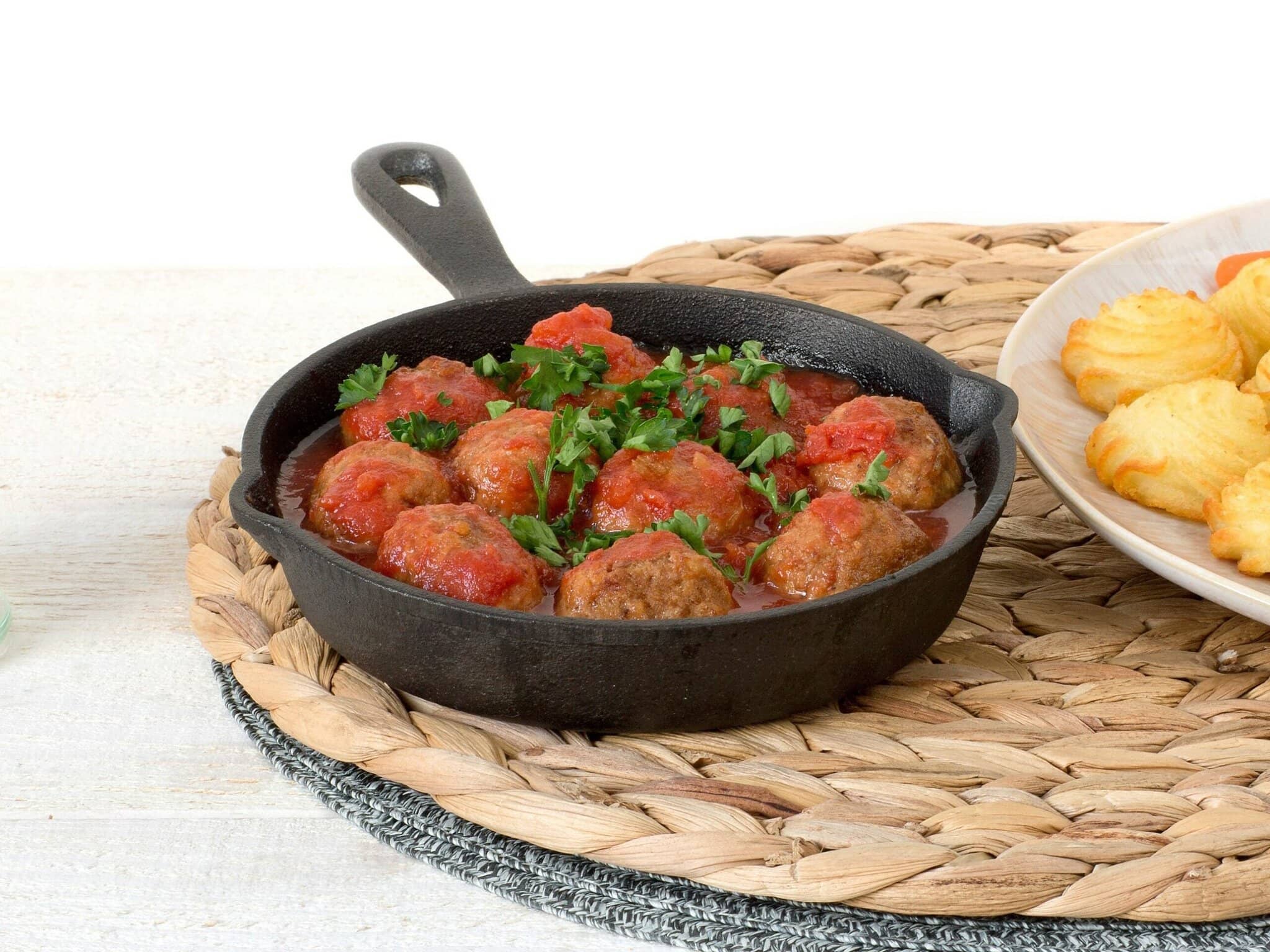 Voorgegaarde vegetarische balletjes op basis van plantaardige eiwitten met toegevoegd ijzer en vitamine B12. Diepvries.