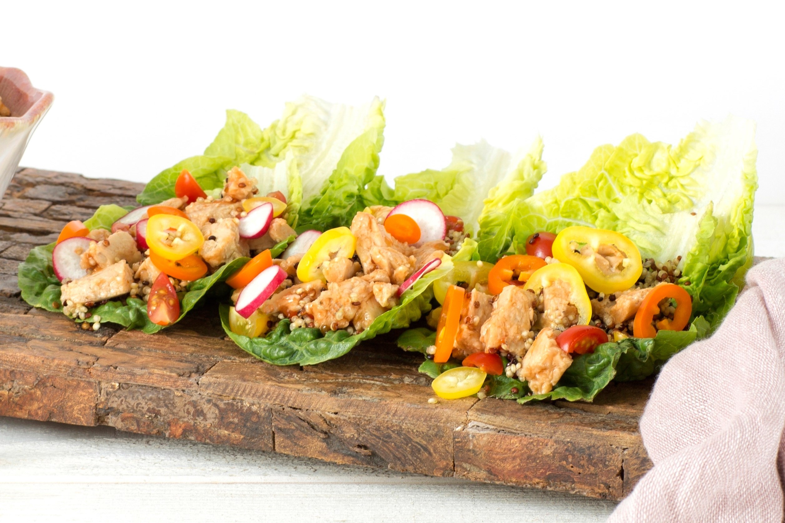 Voorgegaarde vegetarische stukjes op basis van plantaardige eiwitten met toegevoegd ijzer en vitamine B12. Diepvries.