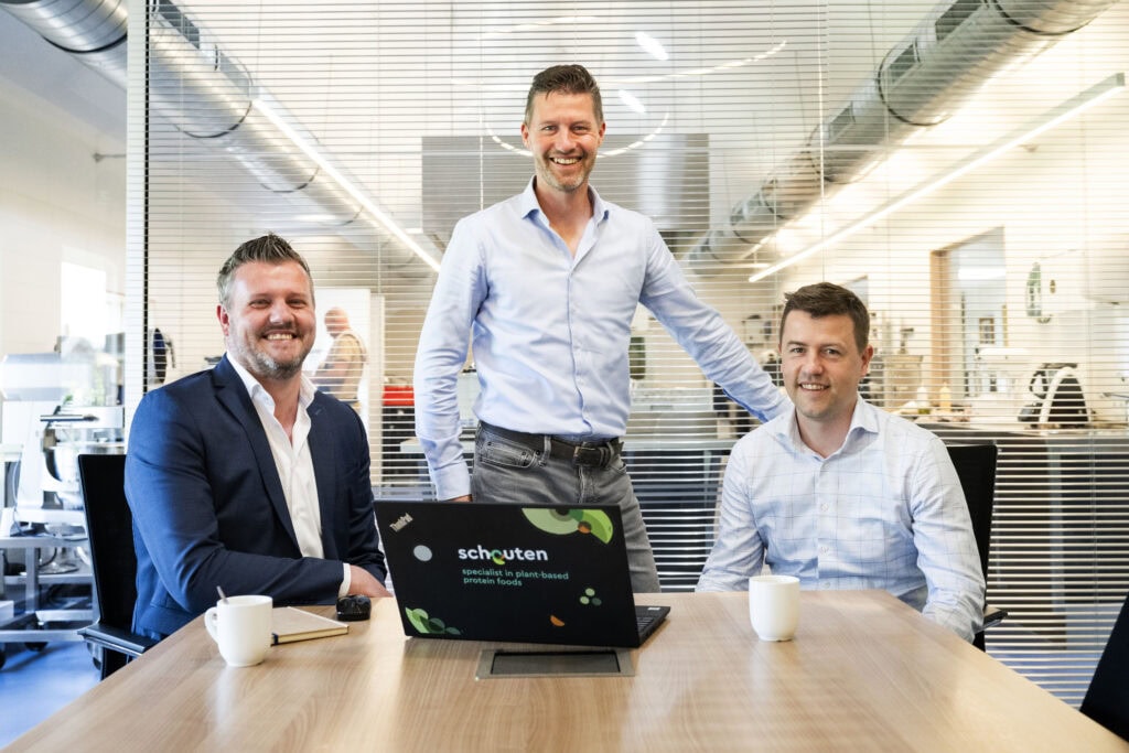 Foto: CEO Niek-Jan Schouten, staand tussen zijn broers Peter (links) en Wouter.