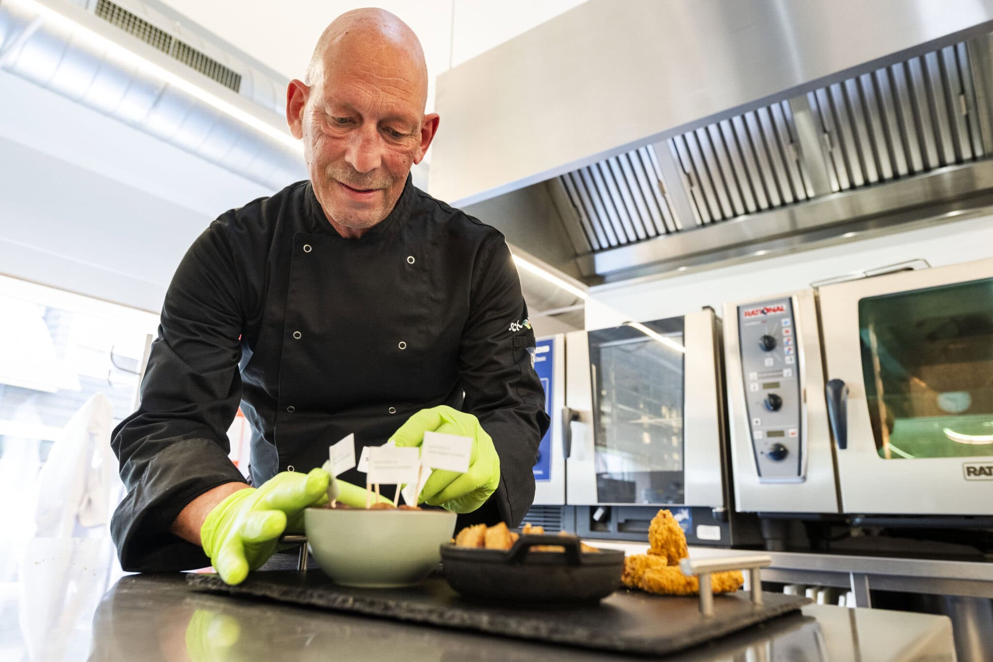 Foto: productontwikkelaar van Schouten aan het werk in de R&D keuken.