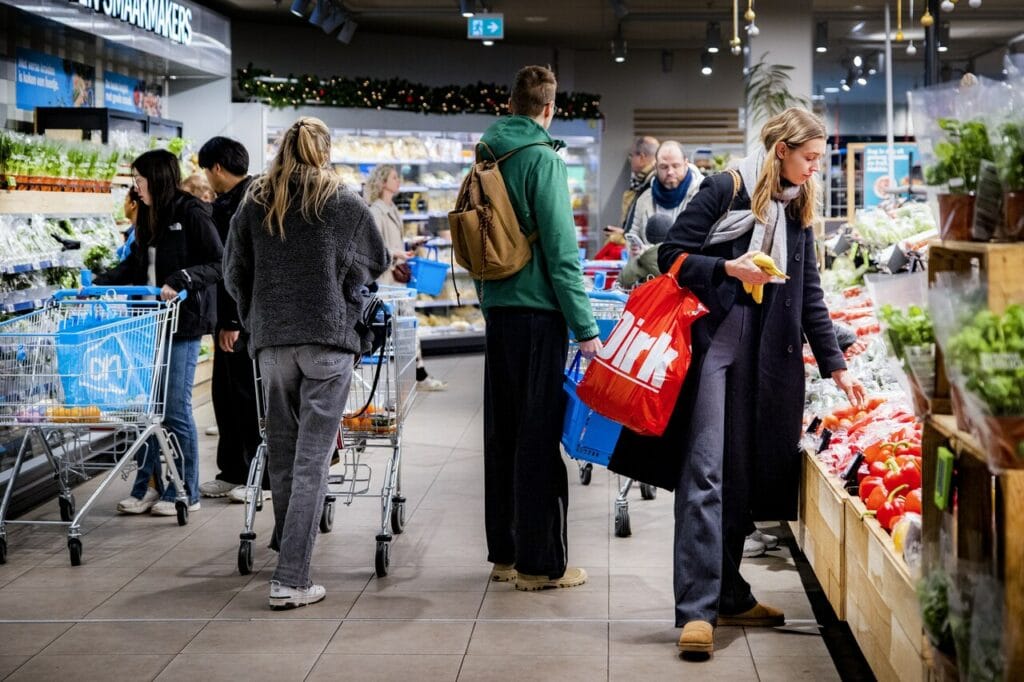 Consumenten winkelen in de supermarkt terwijl de aandacht voor vezelrijke voeding groeit.