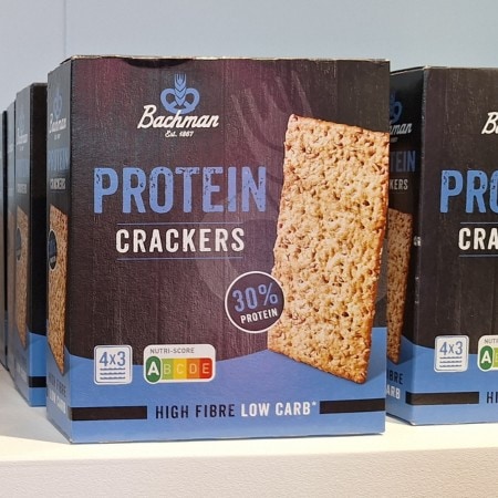 Protein crackers with fibre and low-carb claims as a functional snack.
