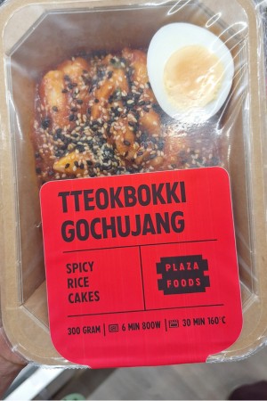 Tteokbokki with gochujang as a spicy Korean meal component.