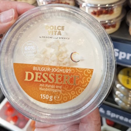 Bulgur yoghurt dessert with mango and almond topping as a new dessert moment.